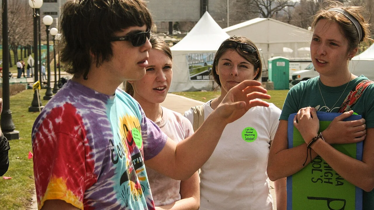 The greenwashing of climate denial: from “it does not exist” to “we cannot act”